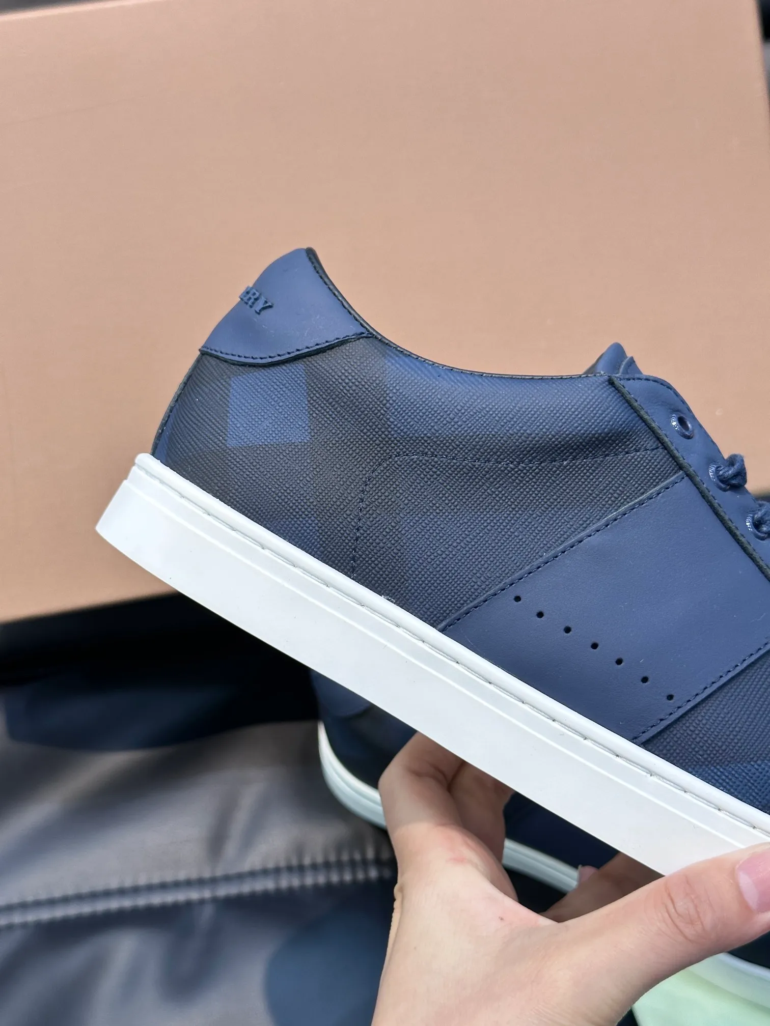 ¥380 B's men's classic low-top sneakers are reinterpreted in Vintage plaid cotton material and decorated with a new brand logo. First-layer cowhide lining, embossed Burberry logo on the heel, and original TPU outsole! Size: 38-44 (45 46 customized)